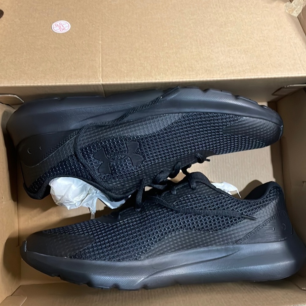 NEW IN BOX Mens 11.5 UA Surge 3